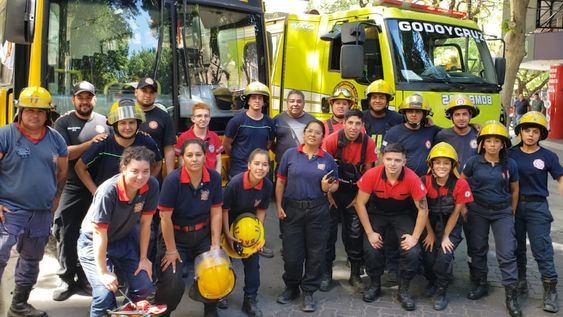 Bomberos de Mendoza se movilizaron en repudio a declaraciones del viceministro de Ambiente de la Nación, Sergio Federovisky. | Foto: Claudio Gutiérrez / Los Andes