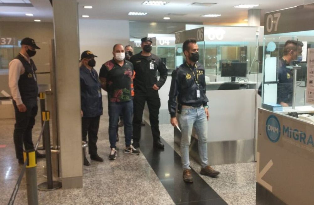 Leonardo Cositorto, al llegar a Ezeiza. (Polic&iacute;a Federal)