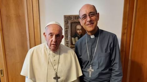 El cardenal Víctor Manuel “Tucho” Fernández junto al papa Francisco