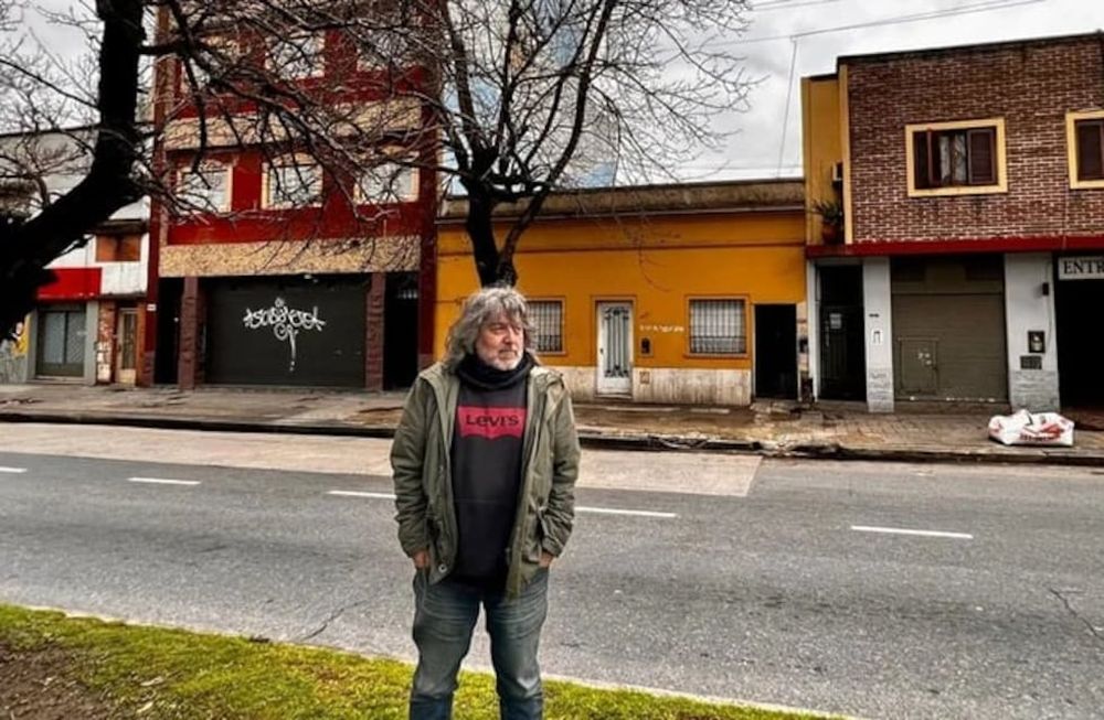 Jorge Ruiz es vecino de un telo y durante 10 años vivió un infierno. Foto: Gentileza Infobae.