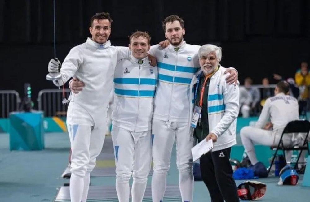 El equipo masculino de espada compuesto por Jesús Lugones Ruggeri, Alessandro Taccani y Agustín Gusmán venció a Venezuela 43-42 en el encuentro por el tercer puesto. / Gentileza.