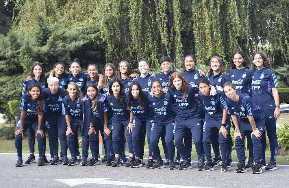Selección Argentina Sub 20 femenina, con dos mendocinas: Anela Nigito penúltima de la fila de jugadoras paradas, y Margarita Giménez, última de la fila de jugadoras paradas.
