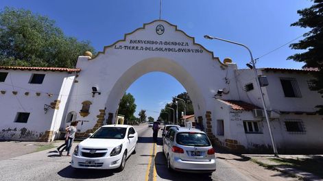 Los Andes | Por ahora, solo pueden transitar por el país transportistas y trabajadores esenciales, entre otros casos puntuales.