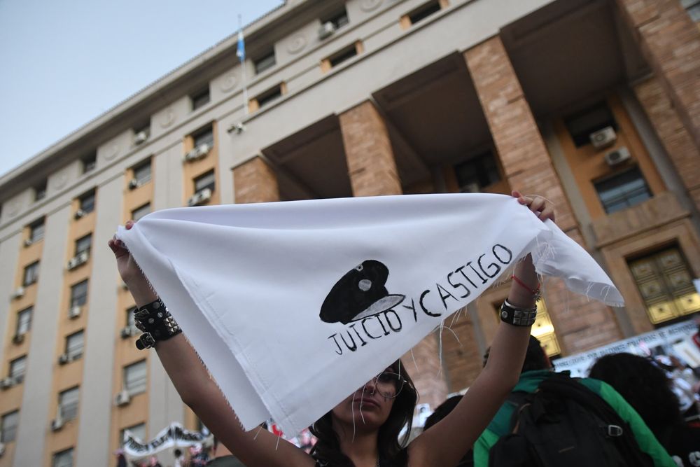 Multitudinaria marcha por las calles del centro de Mendoza a 50 años del golpe militar y que concluyó en la explanada de Casa de Gobierno.