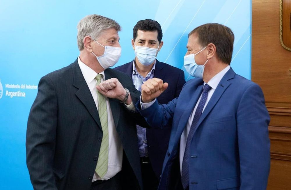 El gobernador de La Pampa, Sergio Ziliotto choca codos con el mandatario provincial, Rodolfo Suárez ante la mirada de Wado De Pedro, ministro del Interior. Eso fue en la reunión de junio de 2020, cuando empezó el principio del fin de Portezuelo. Fue la última vez que se reunió el consejo de gobierno del Coirco.