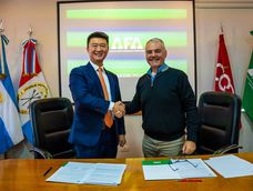 Xiao Binbing, CEO de Huawei Argentina y Darío Marinozzi, presidente del Consejo de Administración de AFA