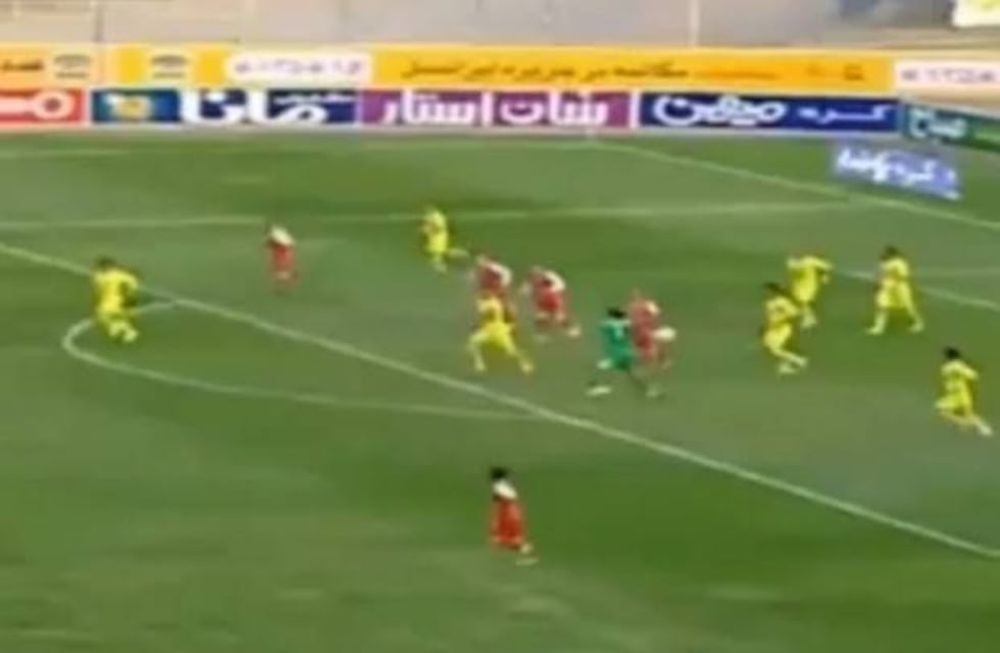 Increíble brazo del arquero iraní para realizar una asistencia de gol