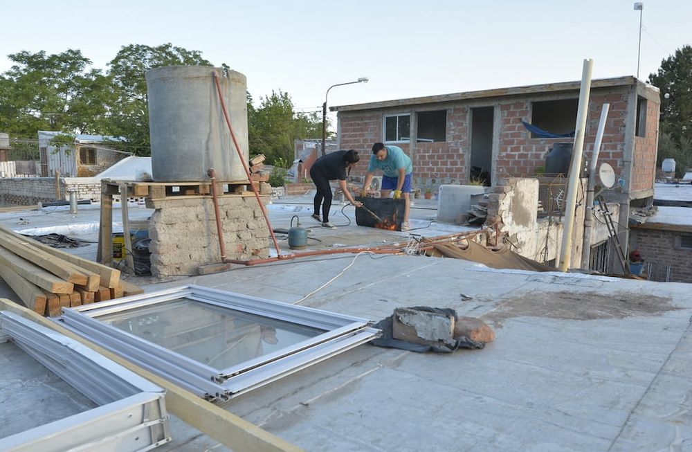 Jesica y su marido Lucas habían empezado a edificar en la planta alta una vivienda familiar. El Zonda se llevó todo, literalmente. | Foto: Los Andes