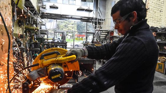 Las empresas podrán considerar eliminar la dispensa a los trabajadores que decidan no inocularse. Foto Mariana Villa / Los Andes