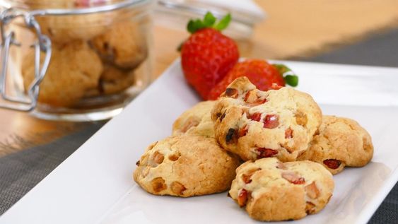 sin harina ni azucar: la receta para hacer galletitas de frutilla saludables en pocos minutos