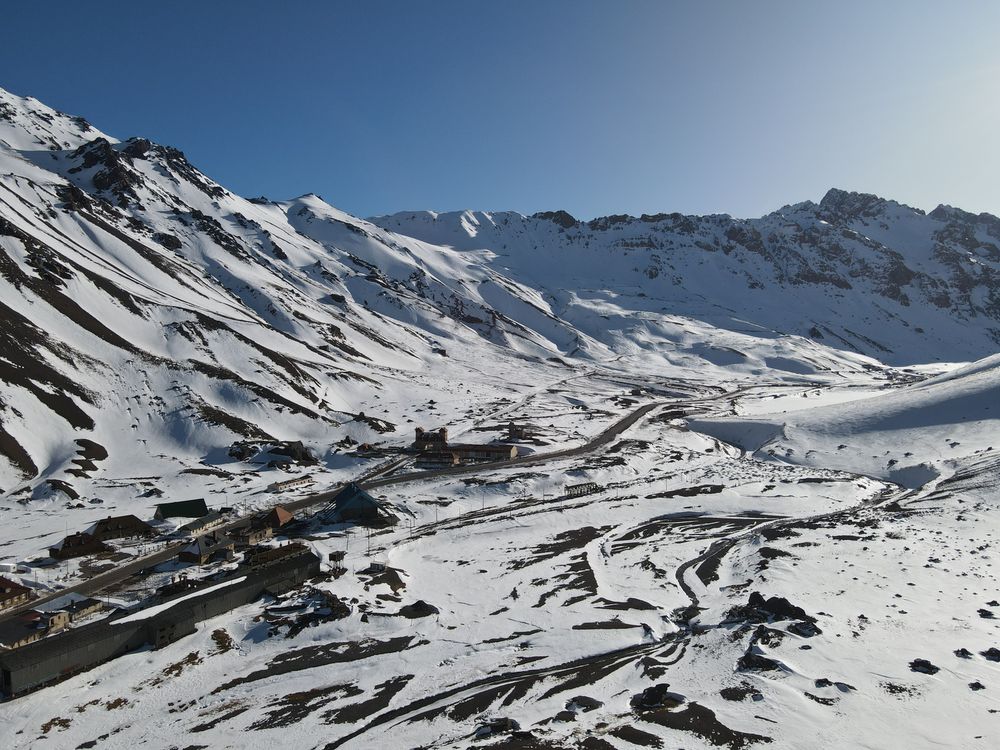 Paisaje invernal. Foto de Las Cuevas del 18 de agosto 2022. Se observa el manto nival con parches, adelanto de un verano con caudales bajos. La ruta nacional 7 corre a la par del rio Cuevas, uno de los afluentes (junto con el Vacas y Tupungato) más importantes del río Mendoza.