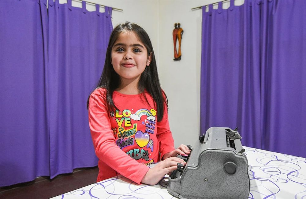 Tiziana tiene 9 años, padece de Retinopatia de grado 5 y necesita una maquina para escribir en sistema Braile y una computadora para poder estudiar mejor. Foto: Mariana Villa / Los Andes