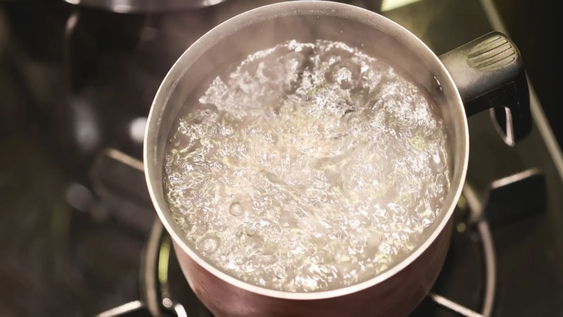el agua que sobro del arroz no lo tires, tenes un tesoro en casa: dos formas de aprovecharlo