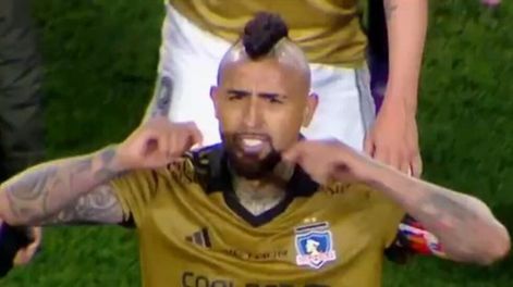 Arturo Vidal en la salida del Monumental. (Captura).