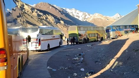 Micros que regresan de Chile a Argentina por la ruta internacional. Foto: Gentileza