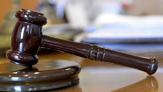 Un hombre no cumplió con la cuota alimentaria para sus hijas y argumentó que su ex se gastaba la plata en fiestas.