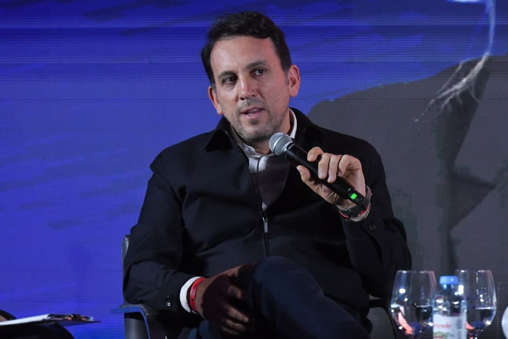 El funcionario presentó iniciativas para incorporar herramientas tecnológicas en la educación y fortalecer la vinculación entre los estudiantes y el mundo laboral.