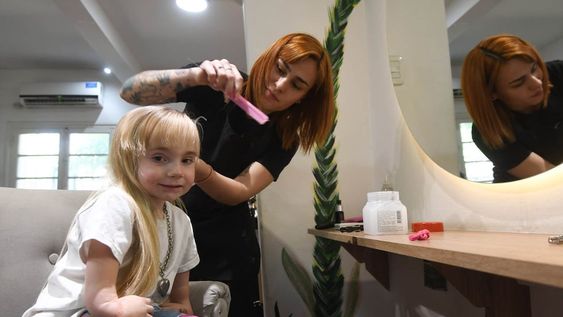 Campaña de corte solidario para juntar dinero para ayudar a Juanita, la nena que tienen que realizarle una operación en sus manos.Sol le hace las trensas a Juanita Foto: José Gutierrez / Los Andes