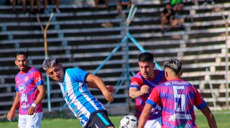 Los Andes | El goleador del campeonato. Emmanuel Lucero (9), autor del tanto de Argentino, intenta llevarse el balón ante Ramiro Vélez y Damián Cataldo (5), de Rodeo. Mientras Misael Torres completa la escena. / Prensa Atlético Argentino.