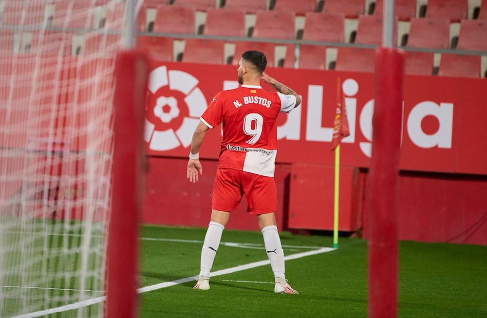 El delantero cordobés Nahuel Bustos con la camiseta del Girona, que busca ascender. (Twitter Nahuel Bustos).