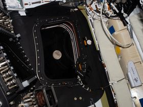 Antes de irse a dormir en el quinto día de vuelo, la tripulación de Artemis II tomó una última foto de la Luna, mientras se acercaba por la ventana de la nave espacial Orión