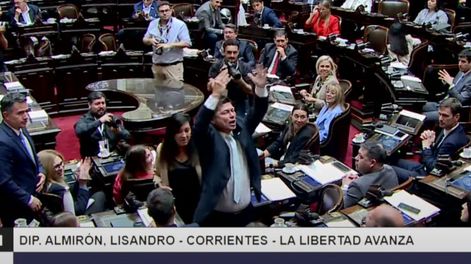 El insólito pedido de disculpas de Almirón a Zago: ¿Querés que te dé un pico?.&nbsp;