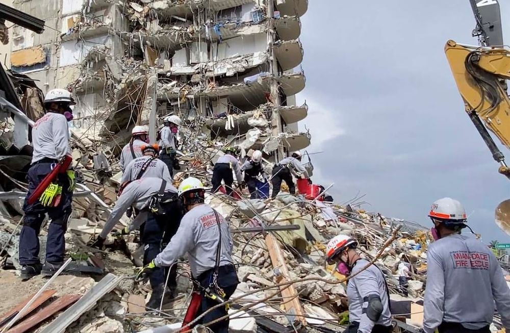 Personal de búsqueda y rescate busca sobrevivientes entre los escombros en Champlain Towers South Condo en Surfside, Florida sección de Miami, el viernes 25 de junio de 2021. (AP)