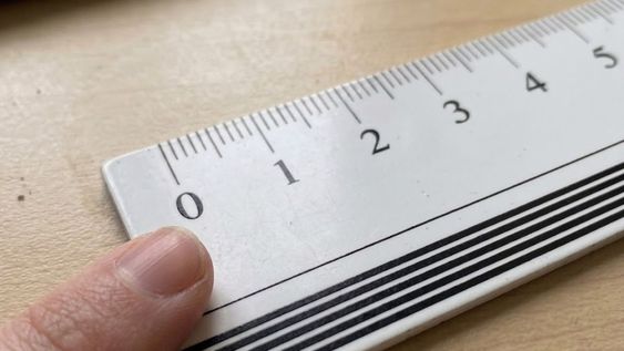 Este truco es ampliamente utilizado en ámbitos técnicos y demuestra que el diseño de la regla contempla distintos escenarios de uso.