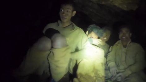 Video: el momento en que hallaron con vida a cinco hombres atrapados hace una semana en una cueva inundada.