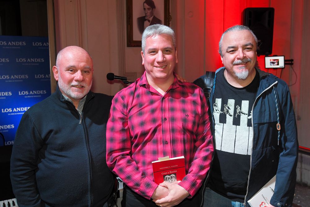 Tres periodistas y escritores: Jaime Correas, Fernando G. Toledo y Miguel García Urbani. Los colegas acompañaron la presentación del libro Cruz y ficción.