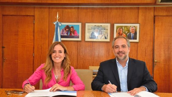 La ministra de Desarrollo Social, Victoria Tolosa Paz, junto al intendente Stevanato.