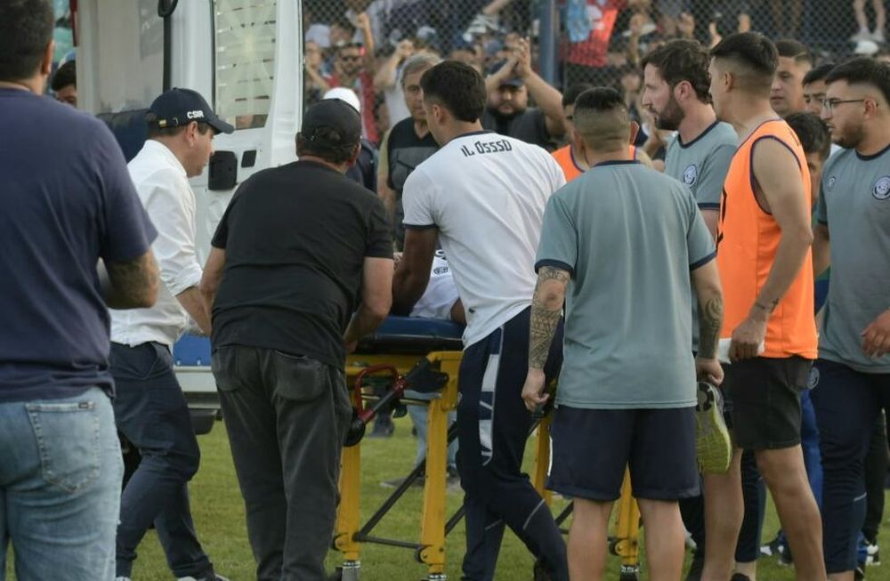 Franco Alaniz, integrante del cuerpo médico de Independiente Rivadavia, se descompensó en pleno festejo / Orlando Pelichotti.