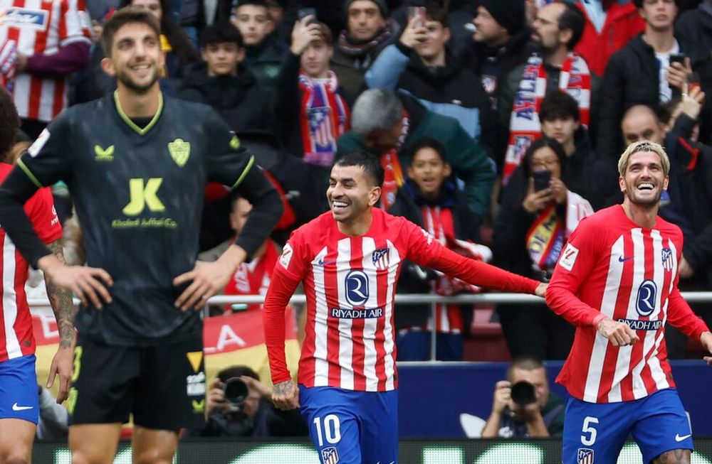 MADRID, 10/12/2023.- El delantero del Atlético de Madrid Ángel Correa (c) celebra su gol ante el Almería durante el partido de la jornada 16 de LaLiga EA Sports, este domingo en el estadio Civitas Metropolitano en Madrid.- EFE/Chema Moya