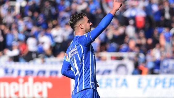 Para Benja, con amor. Martín Ojeda acaba de convertir un tremendo golazo y se lo dedica a su pequeño hijo, quien estaba con su madre en la tribuna. Foto; Mariana Villa / Los Andes