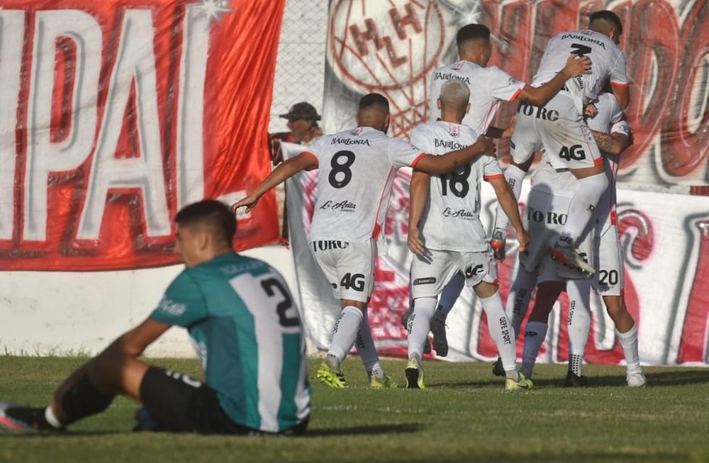 Huracán Las Heras le ganó 2-1 a Estudiantes de San Luis. / José Gutiérrez (Los Andes).