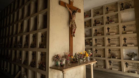 En la necrópolis de Ciudad descansan los restos de miles de mendocinos. Las visitas guiadas incluyen historias de masones, familias patricias y bodegueros. Foto: Ignacio Blanco / Los Andes