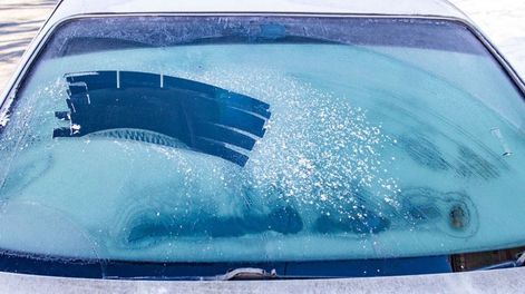 un truco sencillo de los anos 80 todavia te ayuda a descongelar el parabrisas del auto mas rapido
