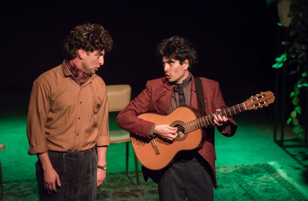 El dúo Sutotto trae su última creación al teatro Mendoza.