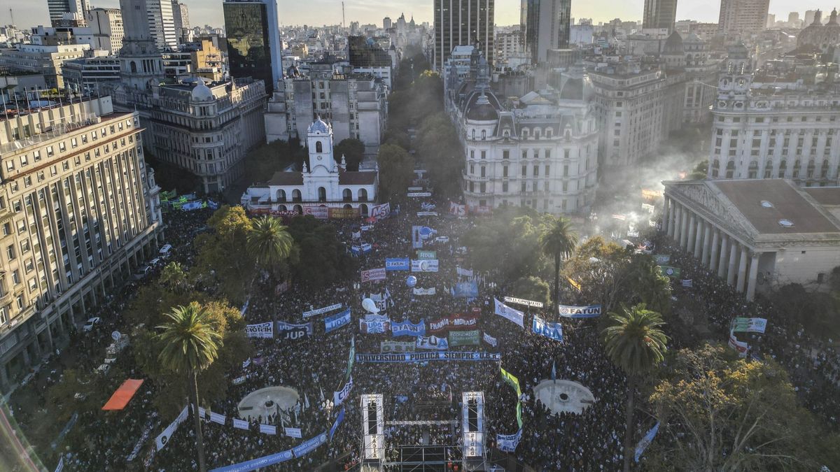Masiva marcha en Plaza de Mayo contra el Gobierno en reclamo por el financiamiento universitario