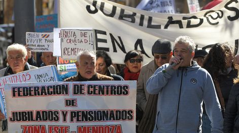 Marcha de jubilados por las calles del centro de Mendoza. Cientos de personas se manifestan cada miércoles por el ajuste&nbsp;