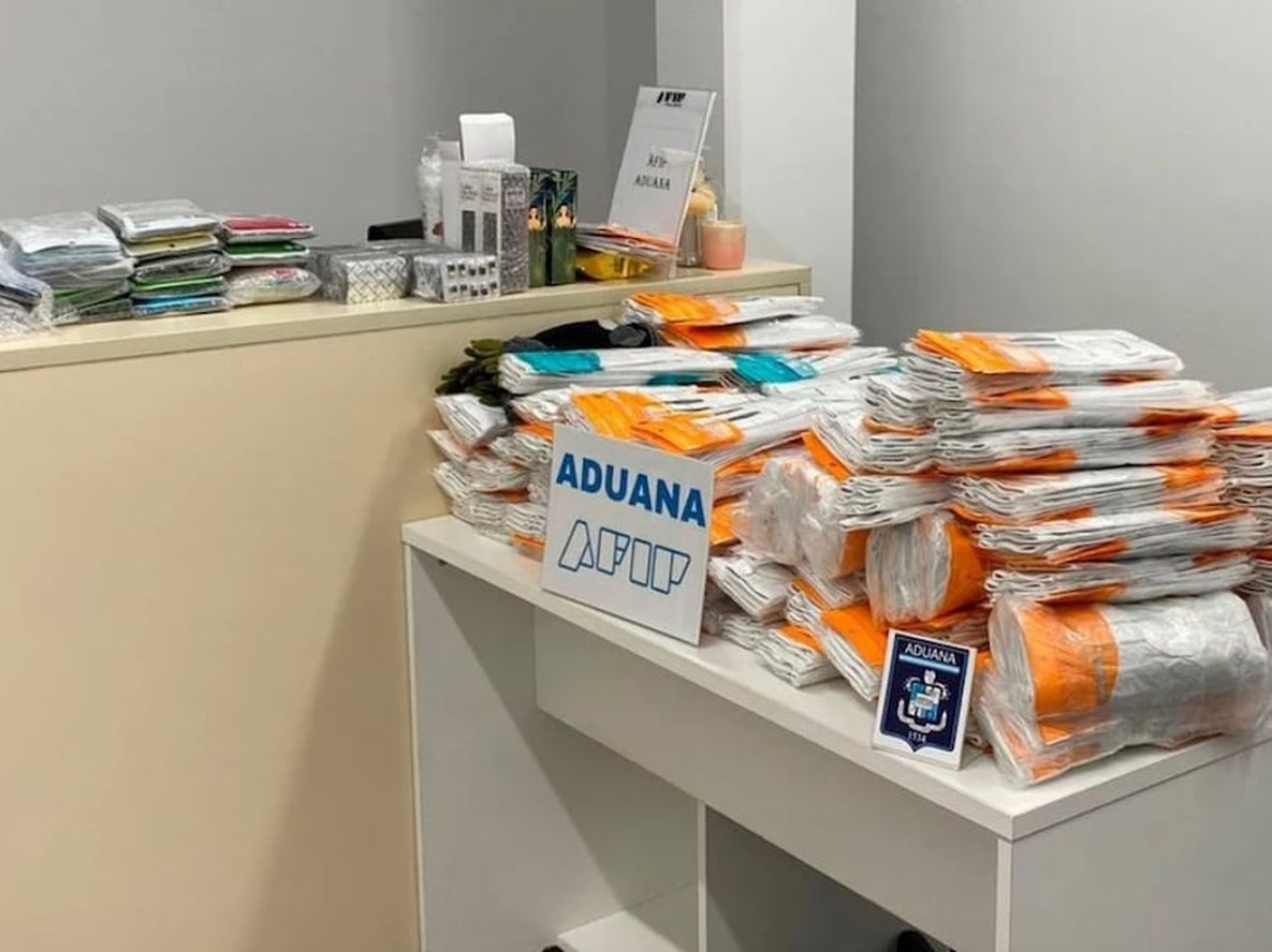 La Aduana retuvo 800 pares de guantes de golf en Aeroparque. Gentileza: Clarín.