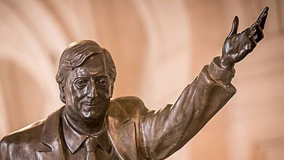 Antes de la asunción del libertario Javier Milei, el monumento fue retirado del ex Palacio del Correo y Telecomunicaciones. Gentileza: Diario El Norte.