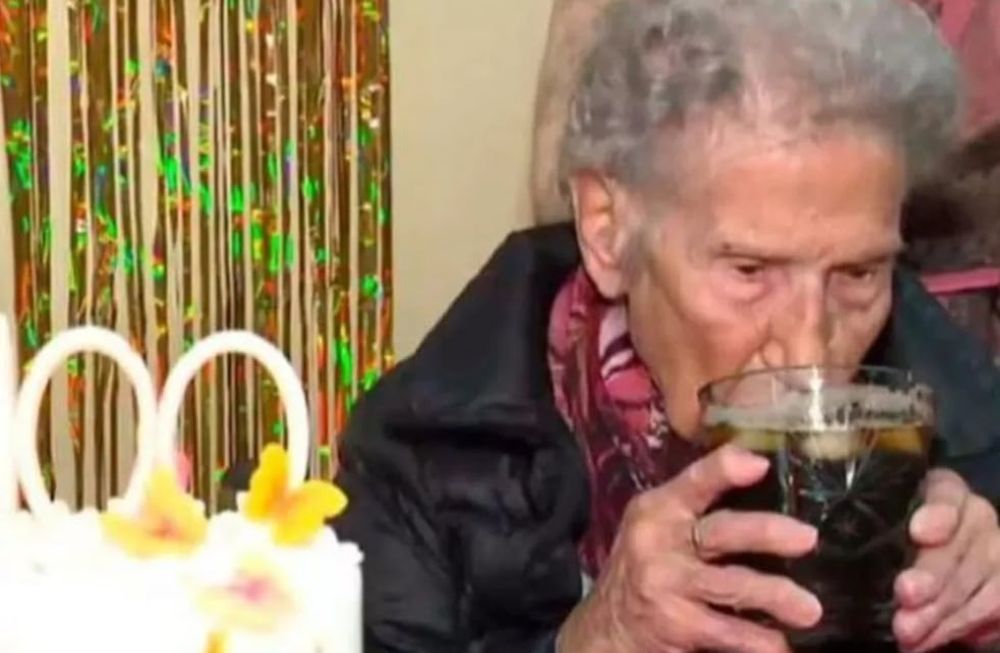 Elena se tomó un fernet con coca para festejar haber recibido la vacuna contra el coronavirus.