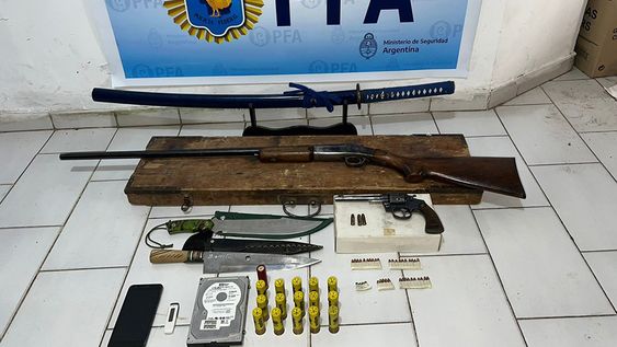 Armas decomisadas a la presunta cédula terrorista islámica de Rivadavia. | Foto: Policía Federal Argentina