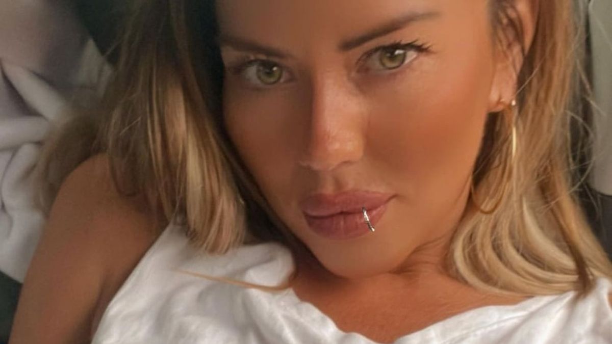 Con 41 años, Karina Jelinek tomó sol de espalda y mostró su parte trasera quedando a la vista de