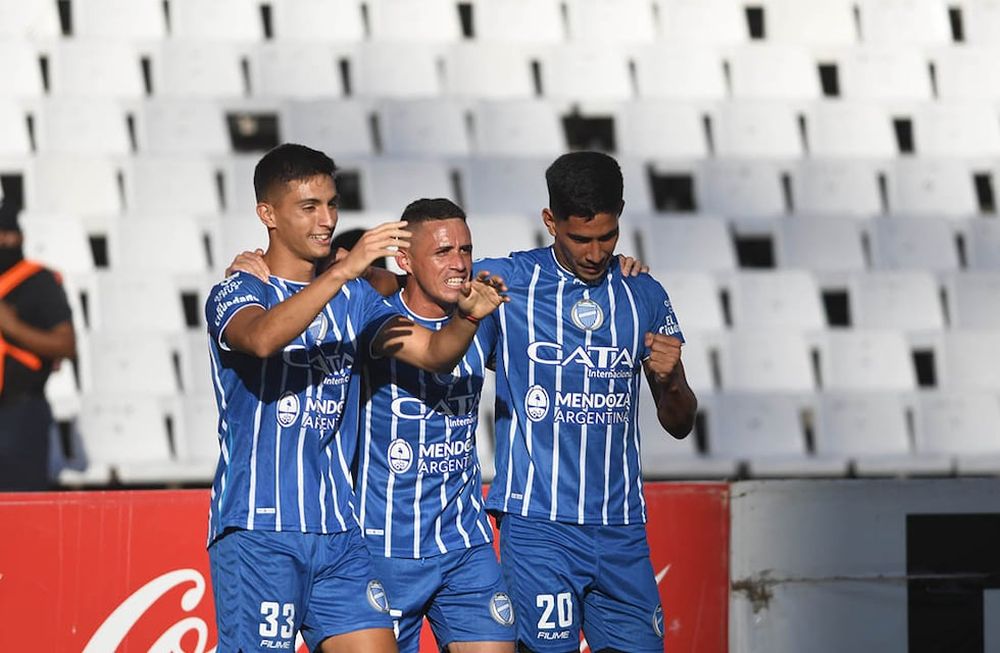 Liga Profesional de Fútbol. Godoy Antonio Tomba vs. Independiente de Avellaneda en el estadio Malvinas Argentinas.Bullaude, Pintado y Salomón Rodríguez festejan el segundo gol de Godoy Cruz. Foto José Gutiérrez / Los Andes