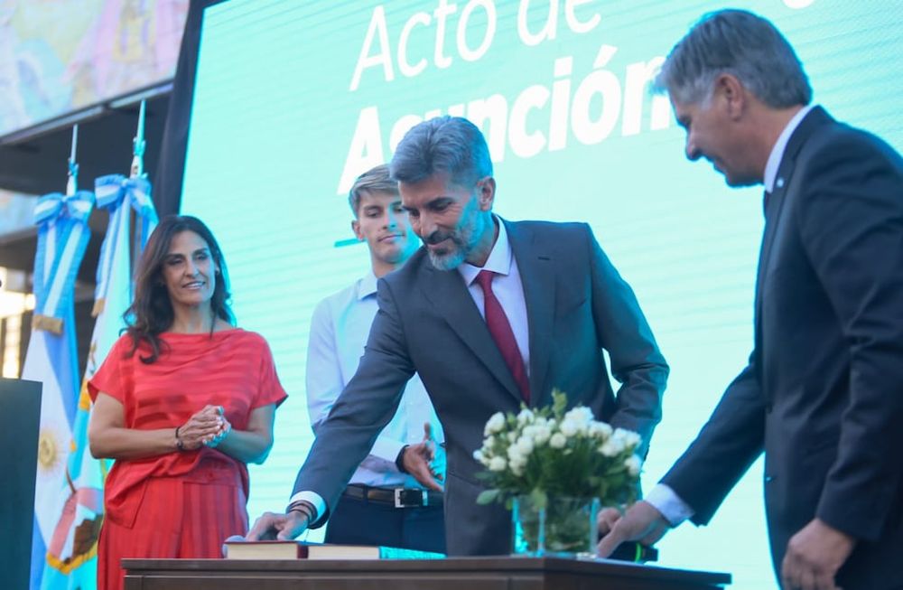 El intendente de la Ciudad de Mendoza, Ulpiano Suárez, asumió su segundo mandato.