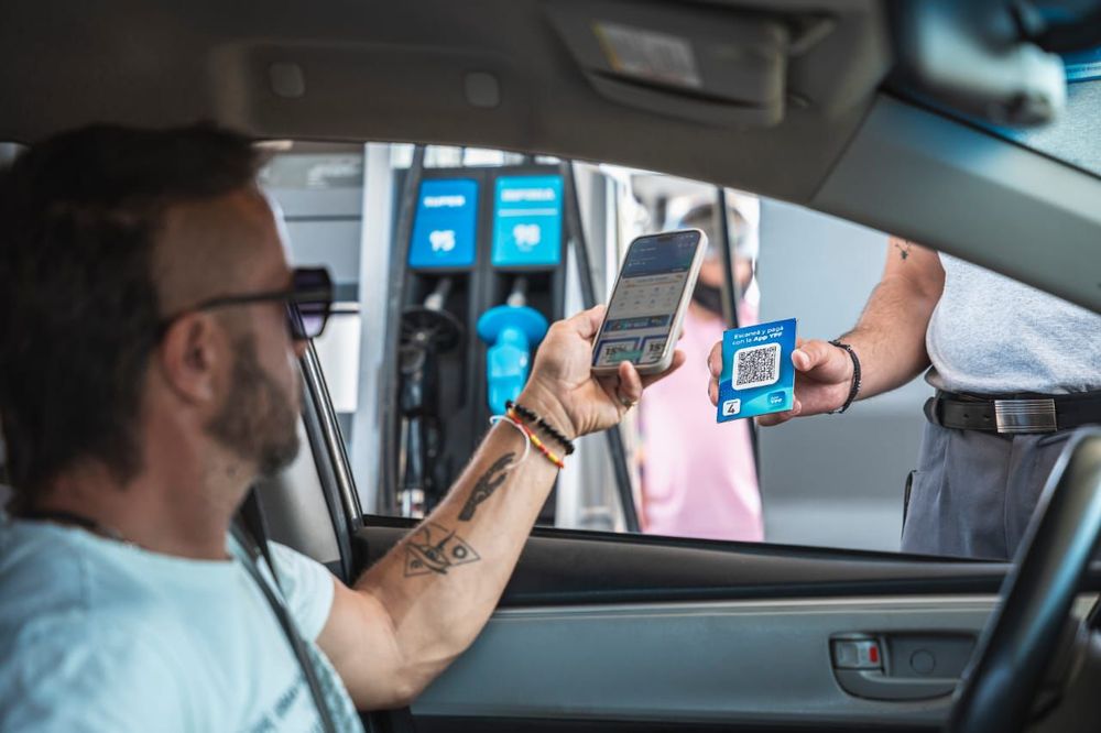 Ahora se puede pagar el combustible con dólares, a través de la app de YPF