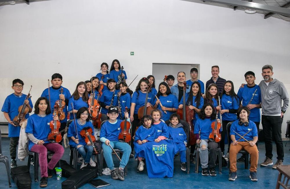 Ulpiano Suarez visitó a la Orquesta Pequeños Grandes Músicos del Pedemonte y entregó nuevas remeras a los artistas