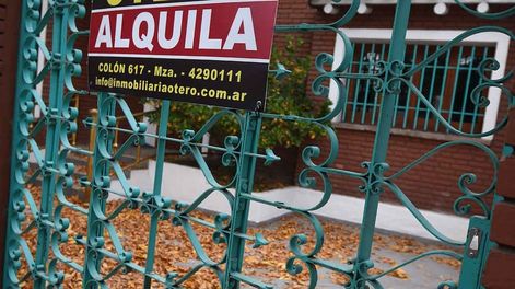 Los Andes | Por la falta de oferta, no sólo ya es muy difícil ver este tipo de carteles en la provincia, sino que incluso al acudir a las inmobiliarias no siempre se encuentran opciones.Foto: José Gutierrez / Los Andes
